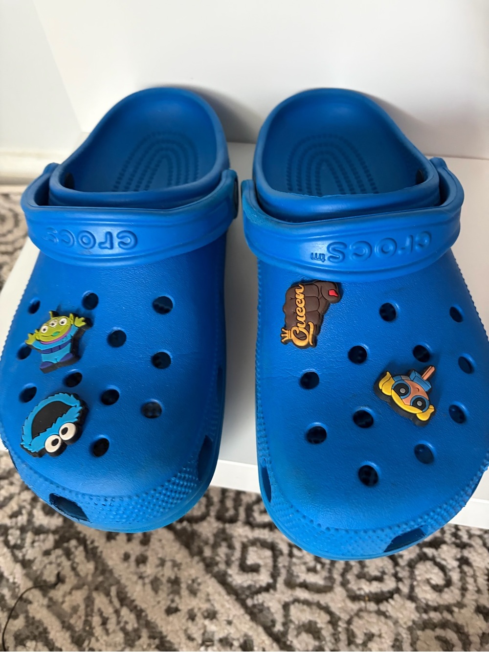 Men’s 7/Women’s 9 CROCS Classic Clog in Bright Blue with Character Jibbitz